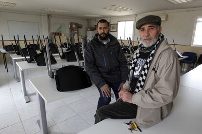 Miguel Martín (d) y Abdesalam El Abdelaaui, vecinos de la Cañada Real en el sector 5.