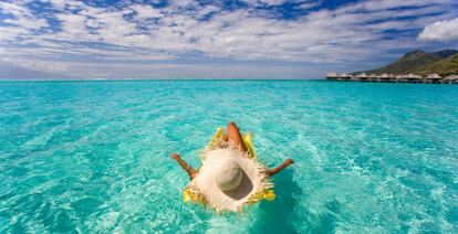 Una mujer se relaja y toma el sol en la isla tropical de Moorea, en Tahití.