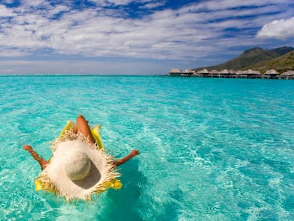 Una mujer se relaja y toma el sol en la isla tropical de Moorea, en Tahití.