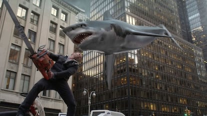 'Sharknado' (2013). El libro 'The Bad Movie Bible' no elige los títulos de la productora Asylum porque están realizados desde el humor, no se toman en serio su tema. Lo mismo podría pasar en España con la películas de Pedro Temboury ('Karate a muerte en Torremolinos', 'Ellos robaron la picha de Hitler'). Pero no está de más recordar su mayor éxito -ya van por la quinta entrega-: 'Sharknado', o cómo los tornados reparten tiburones por las grandes ciudades para matar a actores conocidos por series de hace lustros. Muy científico no es.