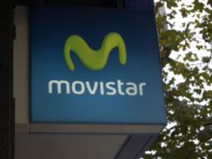Logotipo de Movistar en una tienda de la compa&ntilde;&iacute;a.