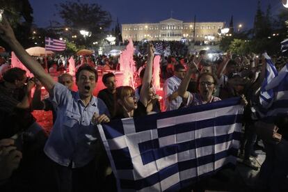 Partid&aacute;rios do &#039;n&atilde;o&#039; comemoram a vit&oacute;ria em Atenas. 