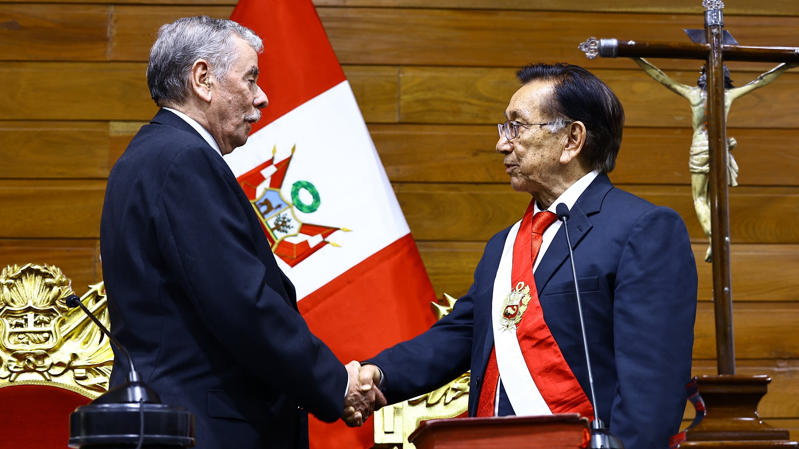 El Congreso de Perú designa presidente a José María Balcázar, el octavo en una década