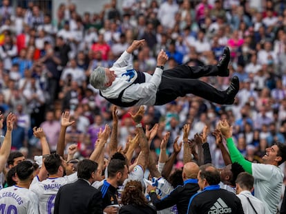 Los futbolistas del Real Madrid mantean a su entrenador, Carlo Ancelotti, tras ganar la Liga en el Bernabéu.