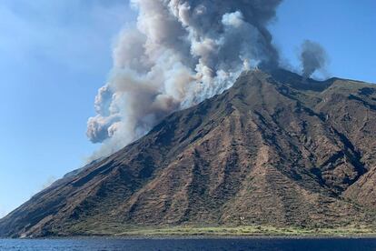 Imagen del volcán Stromboli en erupción en la isla de Stromboli, al norte de Sicilia (Italia). El volcán entró en erupción dramáticamente, provocando la huida de los turistas y una persona fallecida. Hasta el momento, los bomberos no han confirmado la totalidad de víctimas.