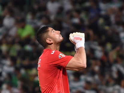 El portero de Cruz Azul, Corona, celebra el triunfo.