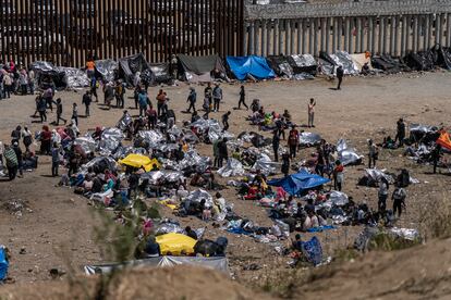 Migrantes resguardados por la Patrulla Fronteriza, en un campamento improvisado entre los dos muros que dividen Tijuana con San Diego.