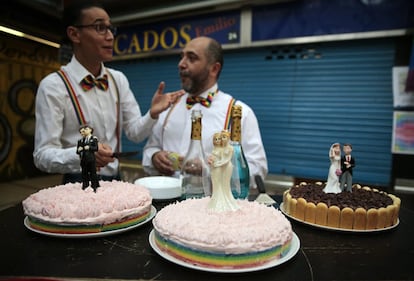 Una pareja participa en una boda multitudinaria, interracial e intercultural en el Mercado de San Fernando.