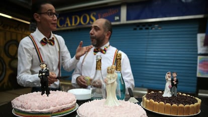 Una pareja participa en una boda multitudinaria, interracial e intercultural en el Mercado de San Fernando.
