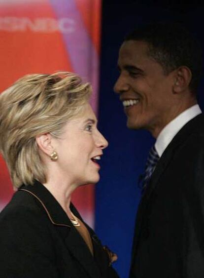 Hillary Clinton y Barack Obama se cruzan durante la pausa de un debate el 30 de octubre en Filadelfia.