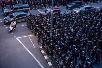 Policías antidisturbios se preparan para enfrentarse a los manifestantes, en Bangkok (Tailandia). En el país continúan las protestas contra la Monarquía.
