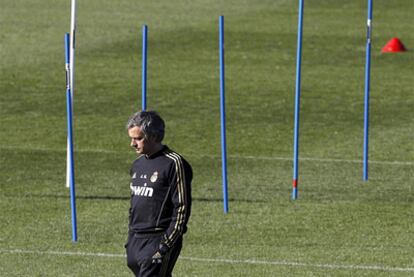 El entrenador del Madrid, Mourinho, durante el entrenamiento de esta mañana en la ciudad deportiva de Valdebebas.