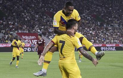 Malcom celebra un gol con Carles Pérez.