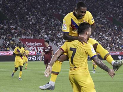 Malcom celebra un gol con Carles Pérez.