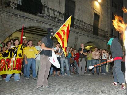 Quema de una foto de los Reyes en Girona en 2007.