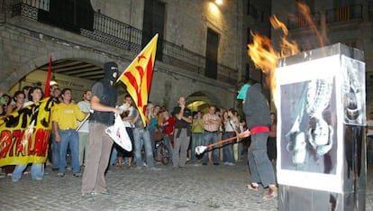 Quema de una foto de los Reyes en Girona en 2007.