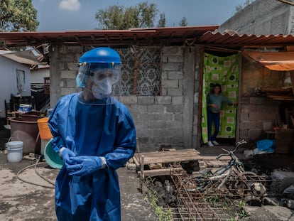 El doctor Kevin Hernández durante una visita a las casas del barrio La Conchita en San Gregorio.