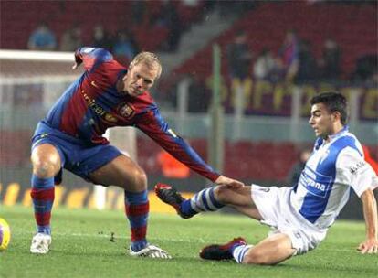 El delantero islandés del FC Barcelona Eidur Gudjohnsen pelea un balón con Perona, del Alcoyano