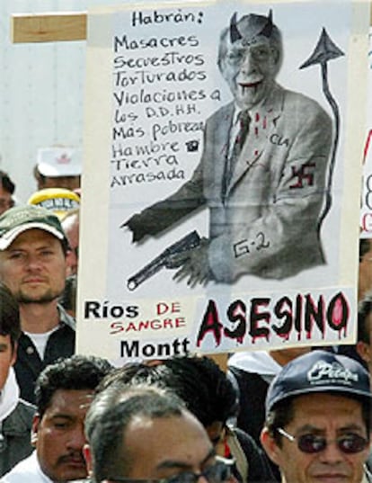 Varias personas se manifiestan contra la candidatura de Ríos Montt.