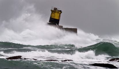 El faro de Burela (Lugo) partido por el fuerte oleaje provocado por el temporal que sufre el norte de España