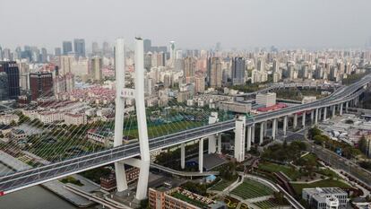 Uno de los puentes que cruza el río Huangpu en dirección al distrito confinado de Pudong, el miércoles.