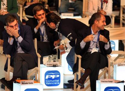 La imagen es del congreso del PP valenciano en Paterna, allá por noviembre de 2008. Faltaban todavía tres meses para que estallara el caso Gürtel. Y allí estaban en hermandad el secretario general, Ricardo Costa (izquierda), el vicepresidente Vicente Rambla (susurrando al oído a Álvaro Pérez, El Bigotes, el organizador de los eventos del PP desde Orange Market y jefe de la trama en la comunidad) y el presidente Francisco Camps para mostrar la fortaleza de los populares de Valencia.