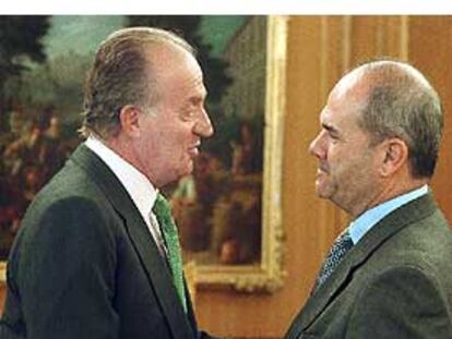 El rey Juan Carlos saludaba ayer al presidente Manuel Chaves en La Zarzuela.