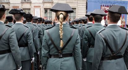 Guardias civiles durante un acto del Dos de Mayo en la Puerta del Sol de Madrid. 