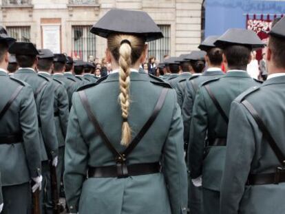 Guardias civiles durante un acto del Dos de Mayo en la Puerta del Sol de Madrid.