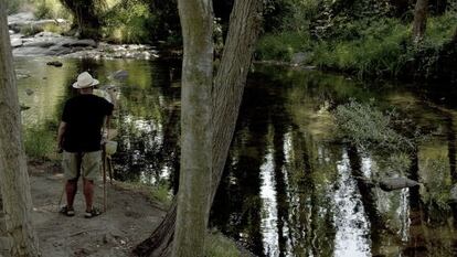 Un pintor en la ribera del río Eresma a su paso por Segovia.