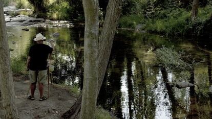 Un pintor en la ribera del r&iacute;o Eresma a su paso por Segovia.