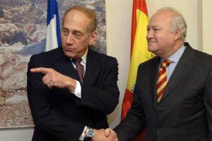 El primer ministro israelí, Ehud Olmert (izquierda), saluda a Miguel Ángel Moratinos en Jerusalén.