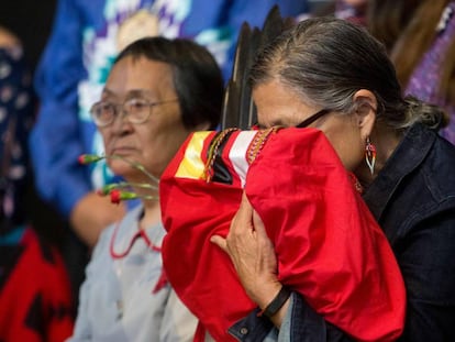 Idosa indígena canadense segura uma cópia do relatório final sobre o genocídio sofrido por seu povo, no dia 3 de junho, no Quebec.