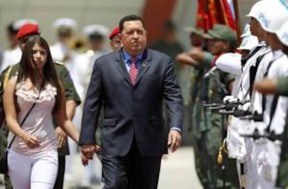 El presidente venezolano, Hugo Chávez (c), caminando el pasado 30 de julio, en el aeropuerto internacional de Maiquetía, en La Guaira.