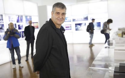 El arquitecto Rafael Aranda posa en la exposición sobre el estudio RCR instalada en San Sebastián.