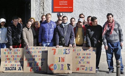 Vicente Gas&oacute; y Juli&aacute;n Oviedo, rodeados de alumnos del centro ocupacional Los Silos, frente a la Consejer&iacute;a de Bienestar Social.