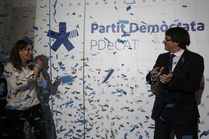 Pascal y Puigdemont con el nuevo logo del PdECat.