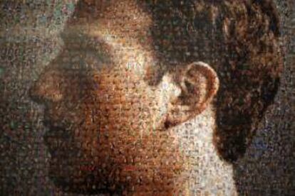 El retrato del fundador de la red social Facebook, Mark Zuckerberg, formado por los rostros de una multitud de personas de China, compuesto por el artista chino Zhu Jia, permanece expuesto durante la exposición "La cara de Facebook" en la Galería ShanghART de Singapur.