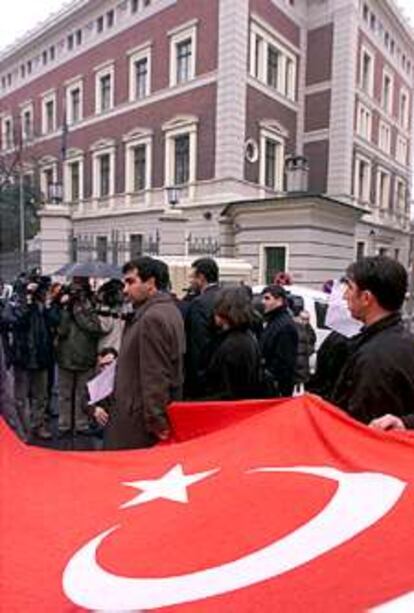 Marcha proadhesión turca, ayer ante el consulado alemán en Estambul.