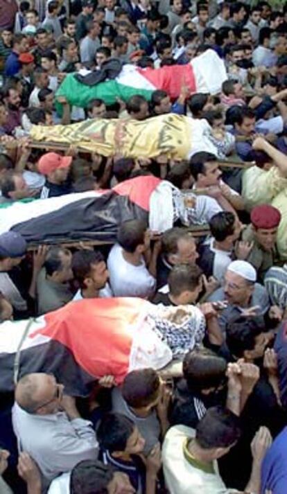 Entierro de cinco palestinos muertos por los israelíes en Cisjordania.