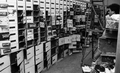 Interior del Banco Hispanoamericano tras el robo perpetrado el 15 de agosto de 1985, en Barcelona.