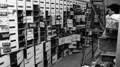 Interior del Banco Hispanoamericano tras el robo perpetrado el 15 de agosto de 1985, en Barcelona.