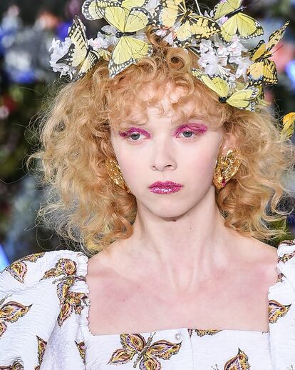 Las flores y mariposas de Rodarte combinaron con un maquillaje 100% fucsia empapado e glitter.