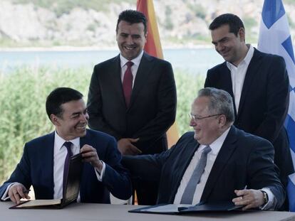 Los ministros de Exteriores de Macedonia y Grecia, Nikola Dimitrov y Nikos Kotzias, firman el acuerdo sobre el nombre de Macedonia en presencia de los primeros ministros Zoran Zaev y Alexis Tsipras.