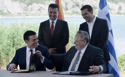 Los ministros de Exteriores de Macedonia y Grecia, Nikola Dimitrov y Nikos Kotzias, firman el acuerdo sobre el nombre de Macedonia en presencia de los primeros ministros Zoran Zaev y Alexis Tsipras.