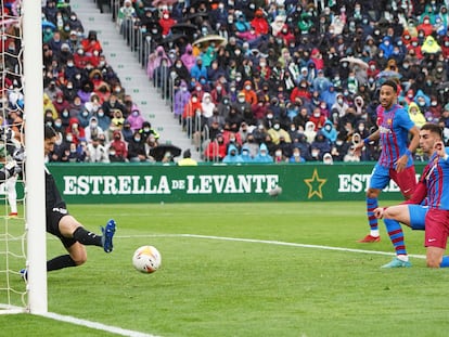 Ferran Torres marca para el Barcelona.