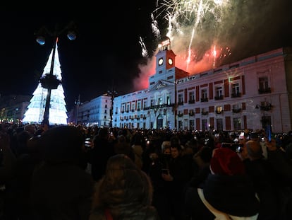 Fuegos artificiales celebran la llegada del año 2022 en las Campanadas de Nochevieja, en la Puerta del Sol.