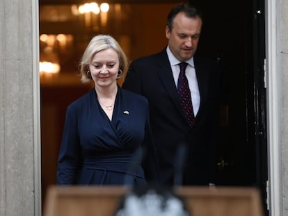 London (United Kingdom), 20/10/2022.- British Prime Minister Liz Truss (L) with her husband ahead of delivering a resignation statement outside 10 Downing Street in London, Britain, 20 October 2022. Truss gave in to increasing calls for her to resign from Tory MPs. She will remain in power until a new prime minister will be appointed. (Reino Unido, Londres) EFE/EPA/ANDY RAIN
