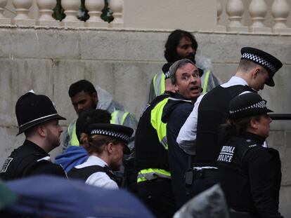 La policía arresta a varios activistas antimonárquicos en la madrugada del sábado en Trafalgar Square, en Londres.