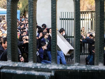 Um grupo de manifestantes em confronto com a polícia no fim de semana perto da Universidade de Teerã.